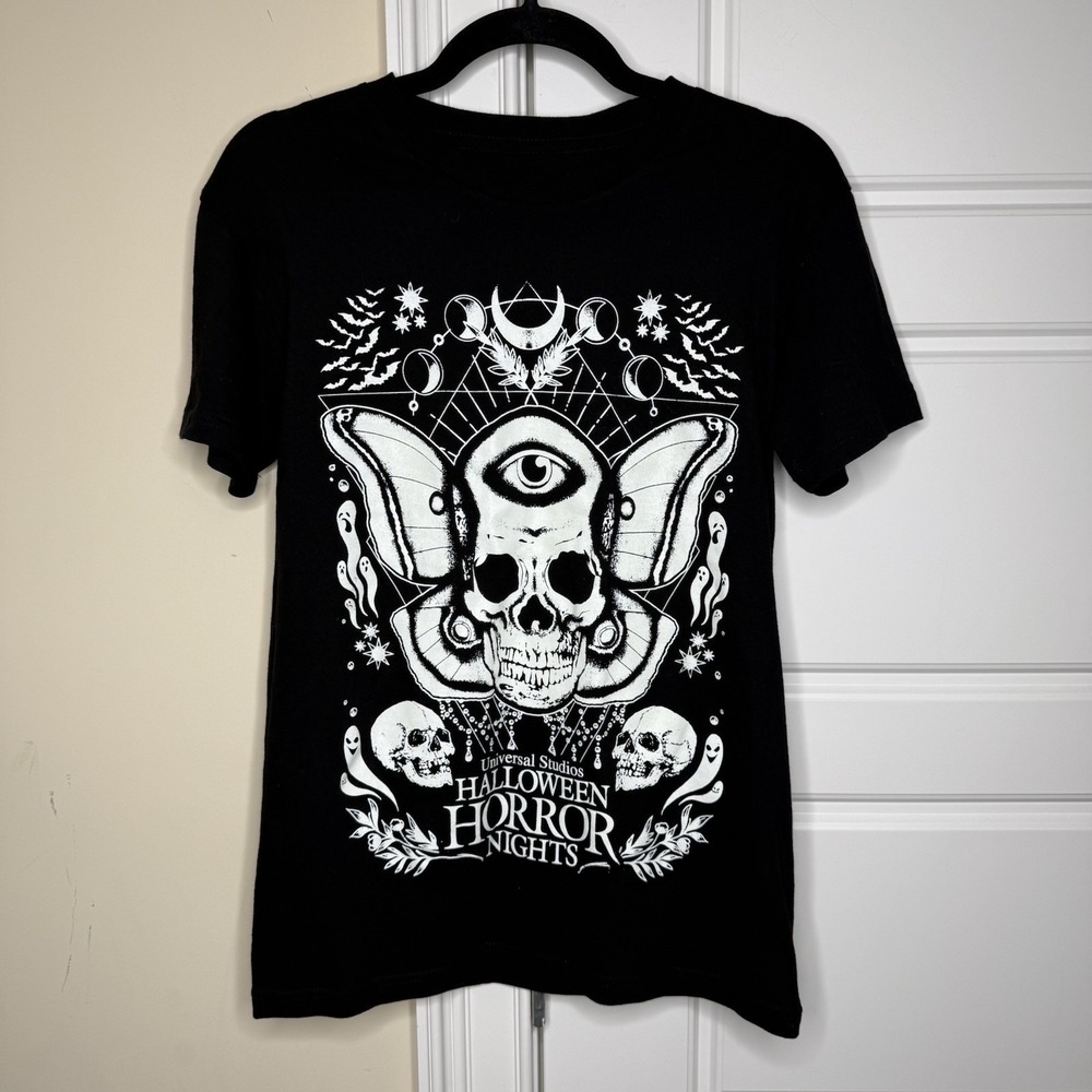 Halloween Horror Nights Death Moth Glow-In-The-Dark Boyfriend Fit T-Shirt Small